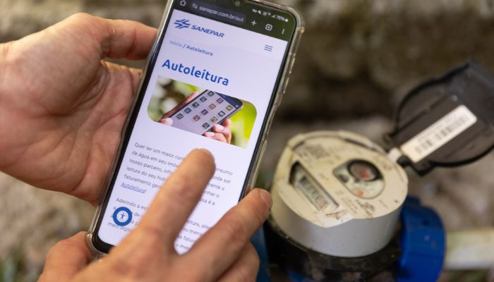 Foto: Thiago André/Sanepar Clientes da Sanepar podem fazer leitura do hidrômetro usando aplicativo ou site